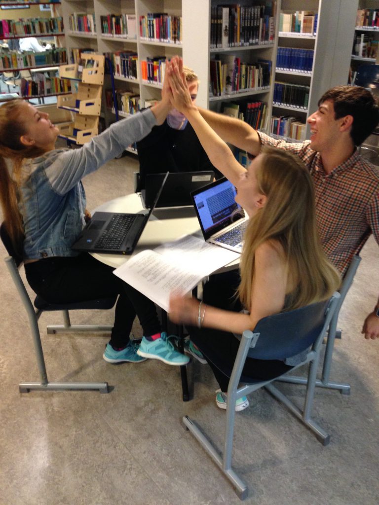 Лицей Хельсинки, студенты в библиотеке